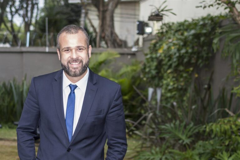 Sem renda, classe média corta plano de saúde e escola.