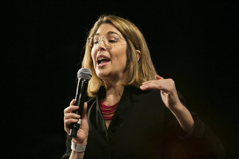 Naomi Klein: Por que voltar à crise de antes da crise?