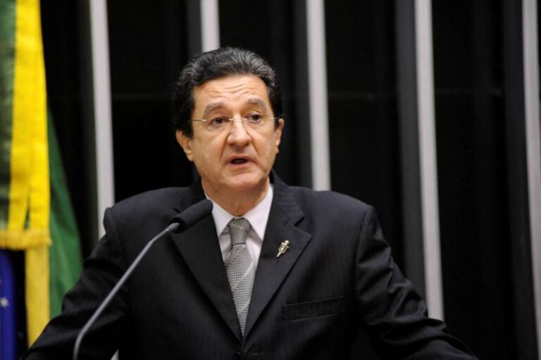 ‘Auxílio Votos’, por Ricardo Viveiros.