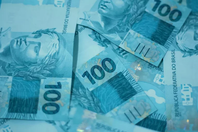 Gasto público, tetos e pisos, por Marcos Mendes.